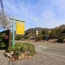 rustic-lodge-restaurant-surrounded-by-mountains-01